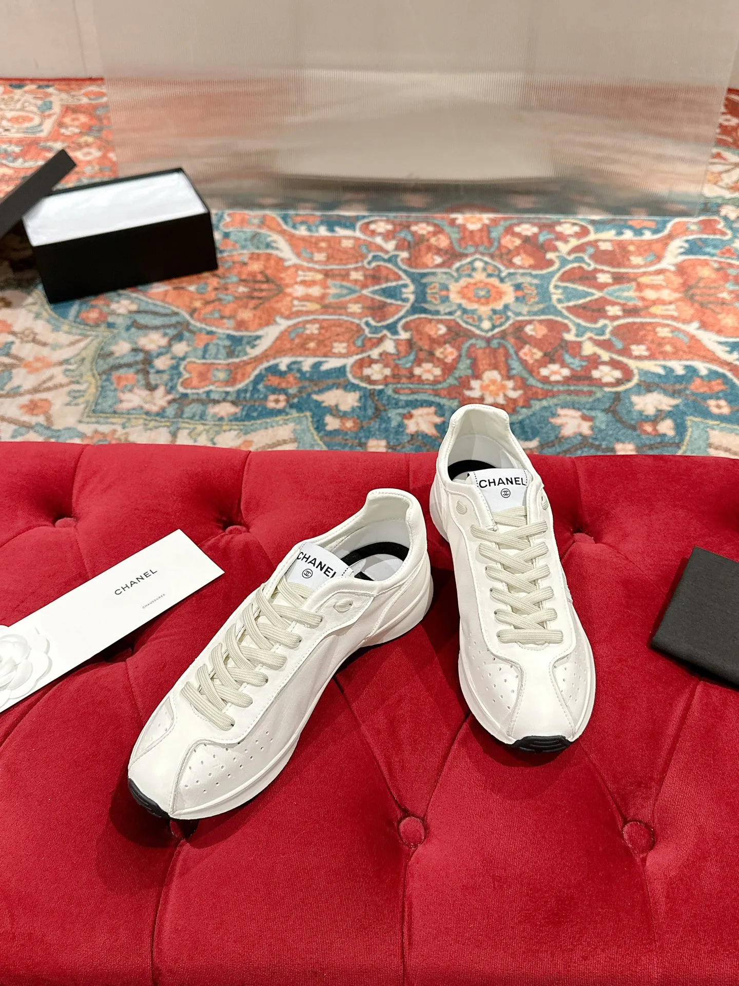 👟👟Ex-factory price 600👟👟 CHANEL Chanel classic sneakers, super internet celebrity series! There are so many Internet celebrities on their feet, and the counter is super popular〰️〰️ The world of Chanel has always been a dream for girls, the simple partition design is a super interpretation of multiple texture effects, the most eye-catching LOGO double C is also my favorite, no matter how you match it on your feet, the effect is completely amazing✔✔✔I must recommend you to buy this one⚡️⚡️Bangladesh environmentally friendly leather upper, original private model TPU outsole The color details are all compared 🆚 at the counter! Perfect presentation with zero color difference ❥ ❥ Every detail is beyond the genuine level! There is no pressure in and out of the counter☑️Number of yards: 35-40